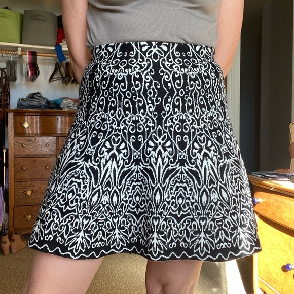 Black and White mini circle skirt with elastic waist. Size small - Picture 1 of 5
